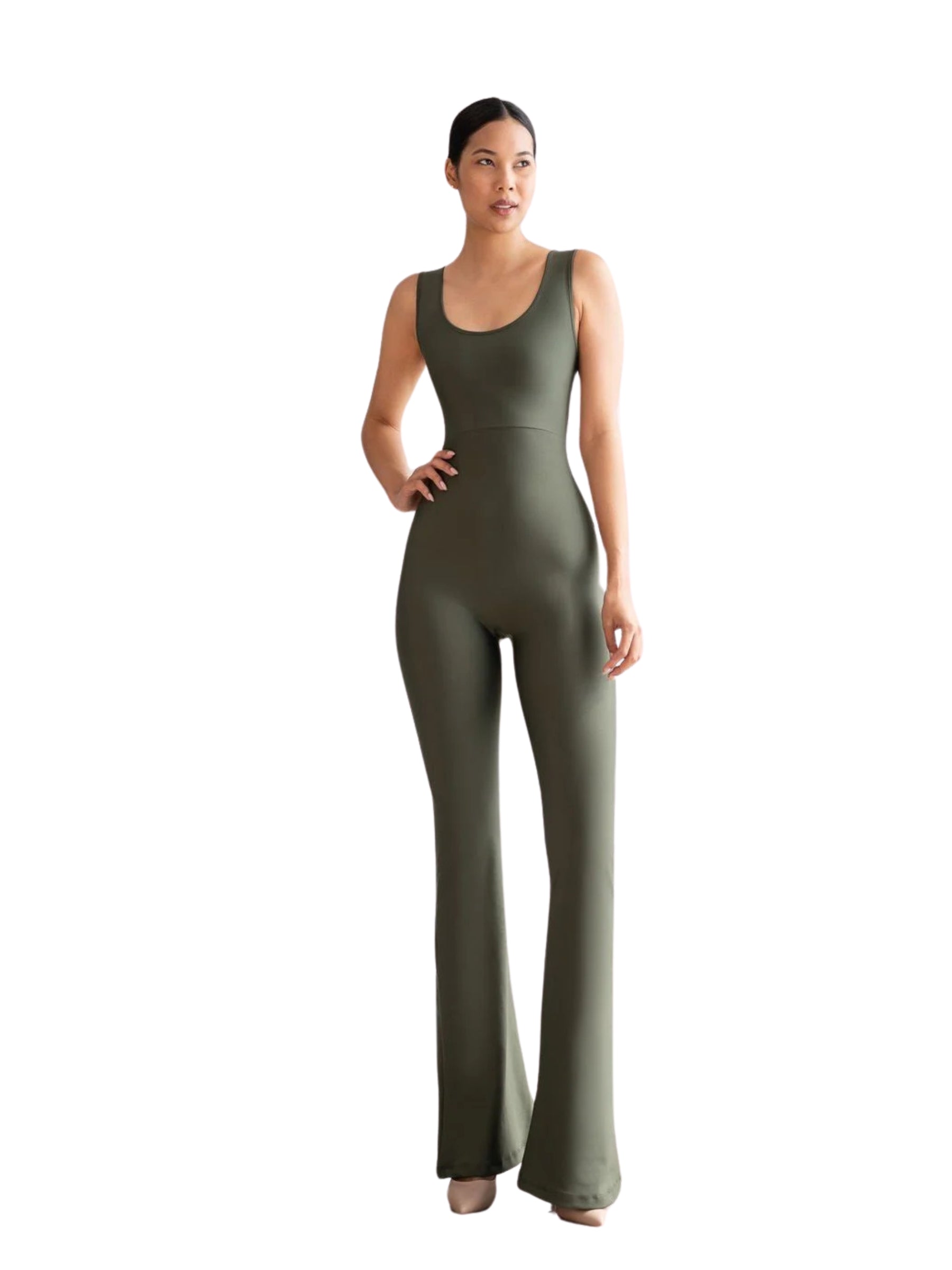 Selbstbewusste Person in einem Lismina 1503 Khaki Scrunch Butt Jumpsuit, Hände in die Hüften gestemmt, vor weißem Hintergrund.